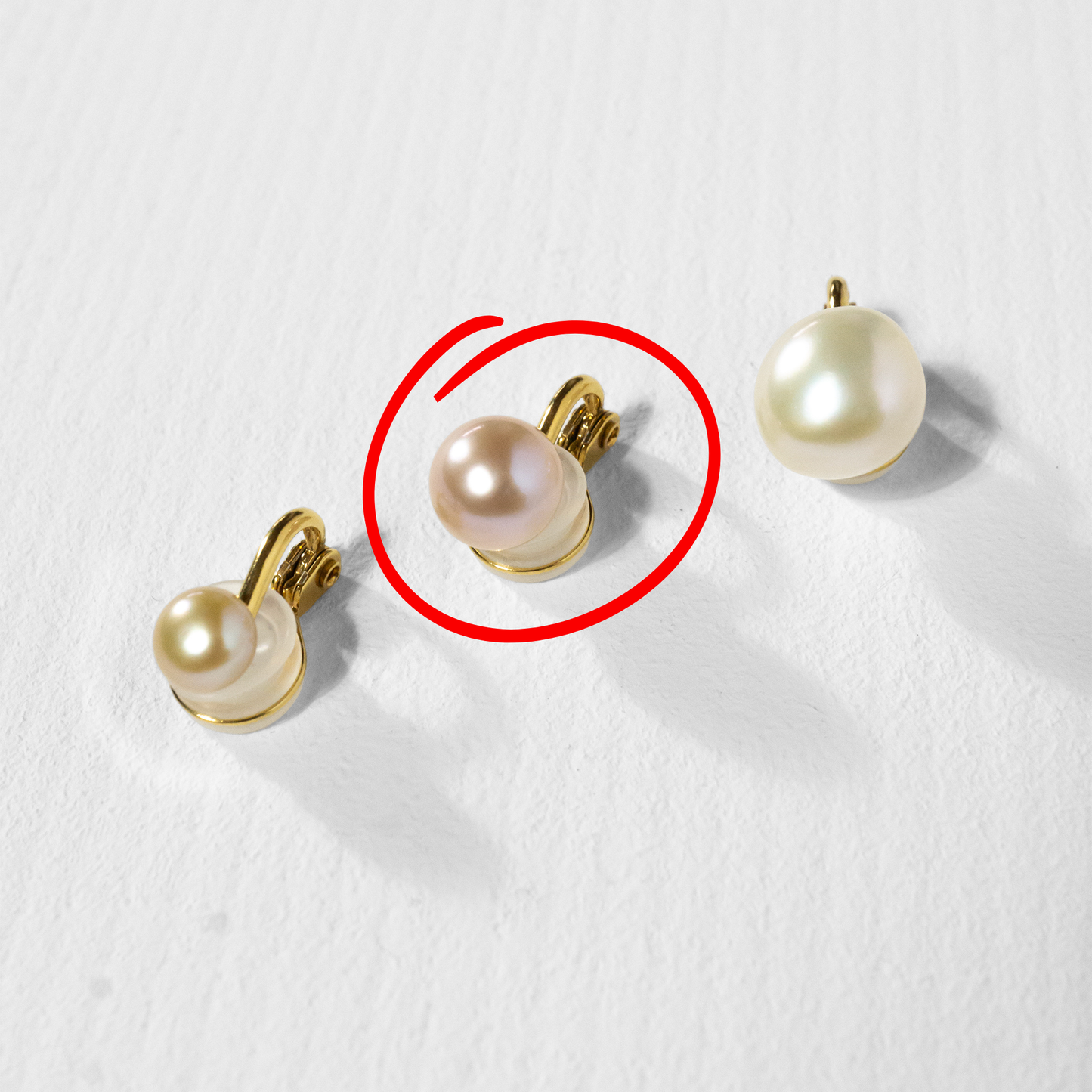 【受注生産】25AW TRIFLES ピンクボタン7mmパールイヤリング P0148