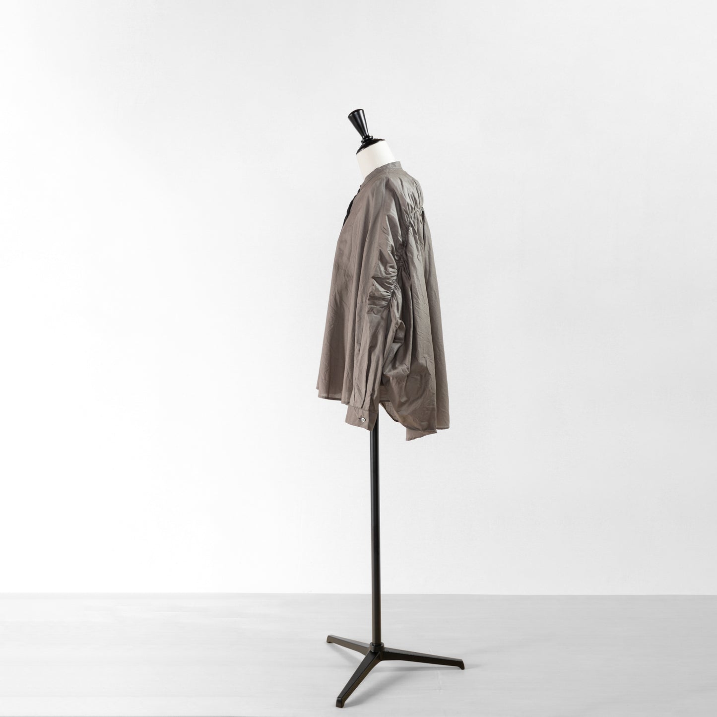 mizuiro ind BACK GATHERD WIDE SHIRT