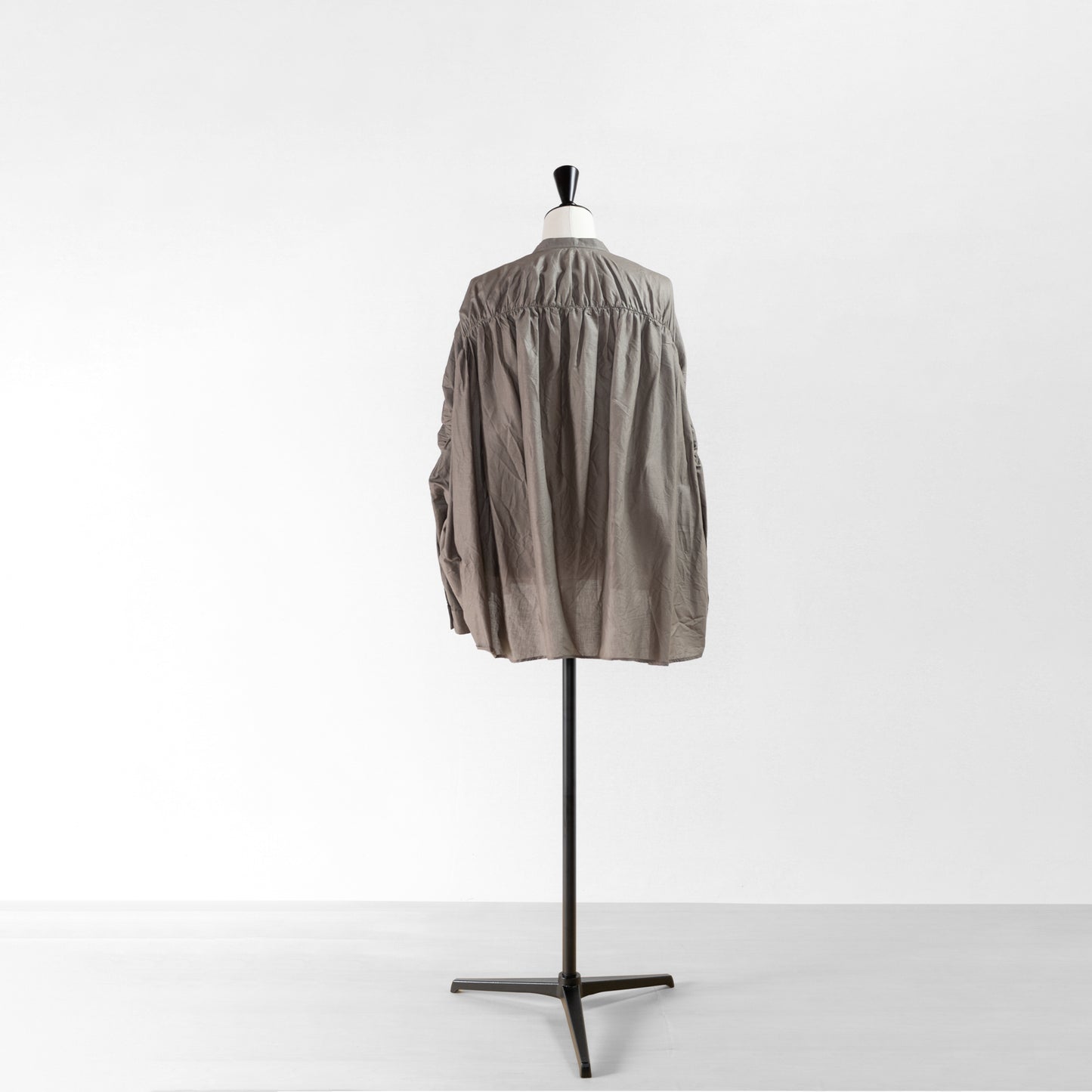 mizuiro ind BACK GATHERD WIDE SHIRT