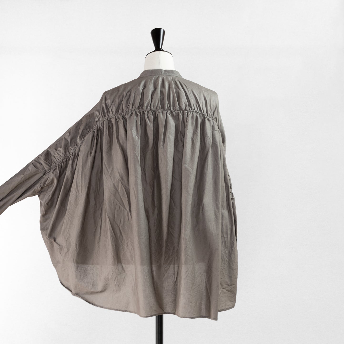mizuiro ind BACK GATHERD WIDE SHIRT