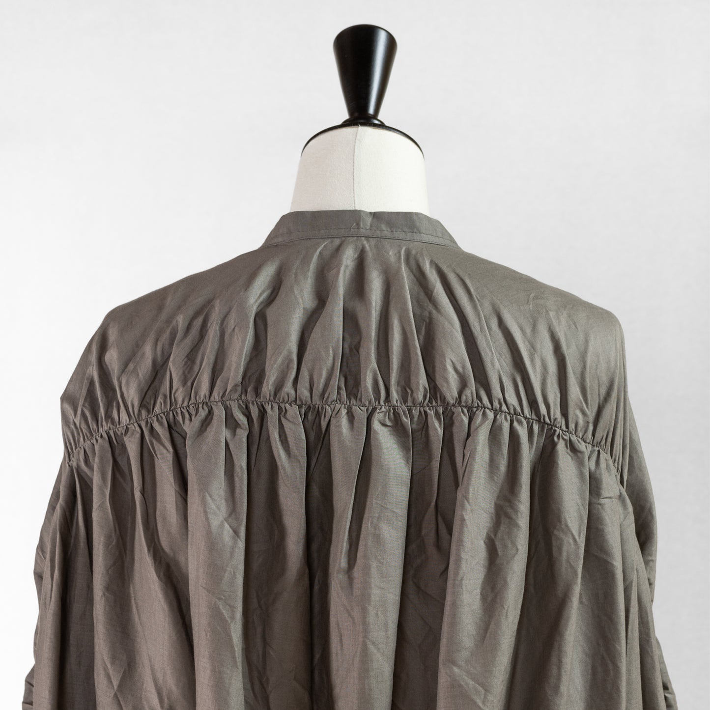 mizuiro ind BACK GATHERD WIDE SHIRT