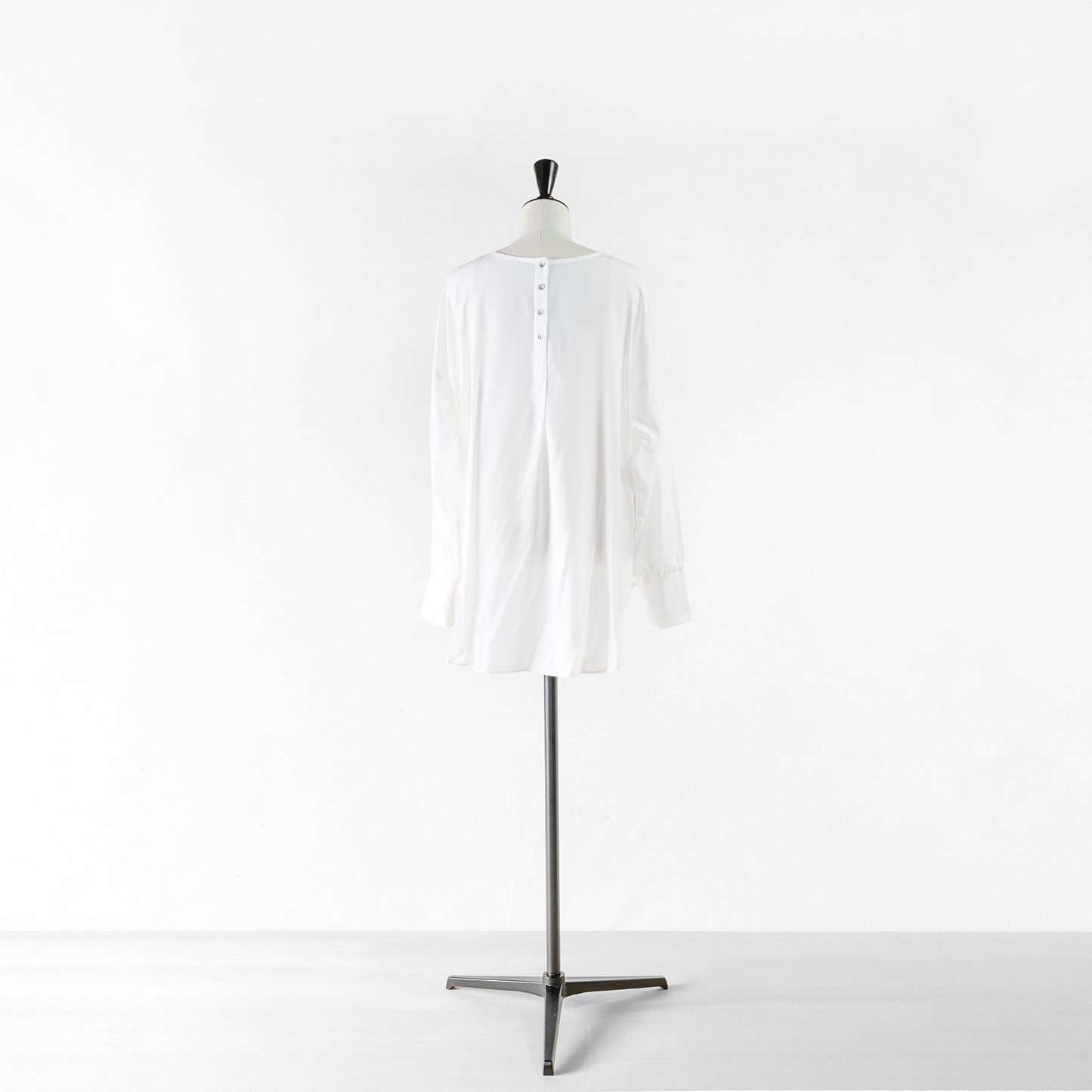 PASSIONE BACK BUTTON BLOUSE