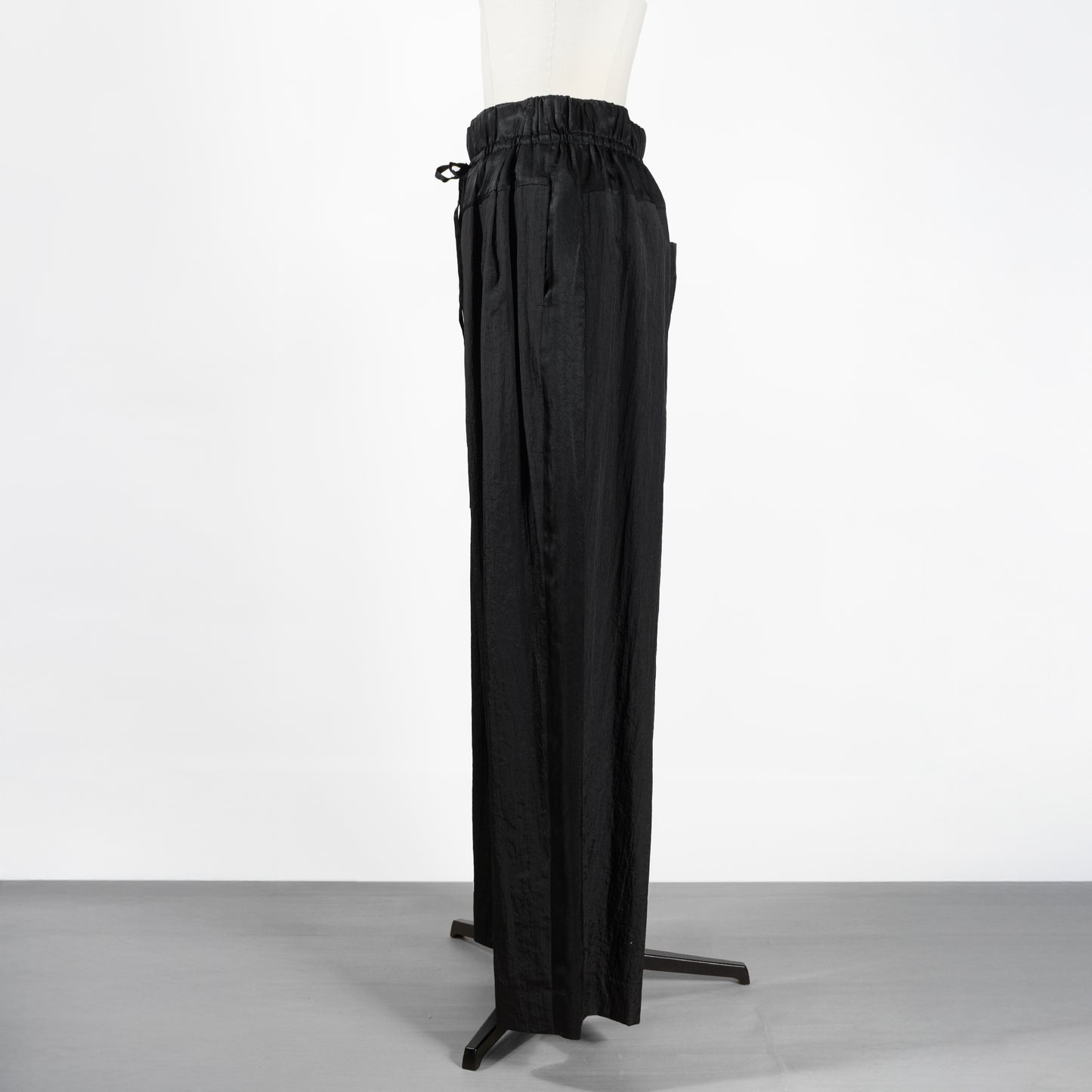25SS SACRA シアーシュリンクタフタパンツ