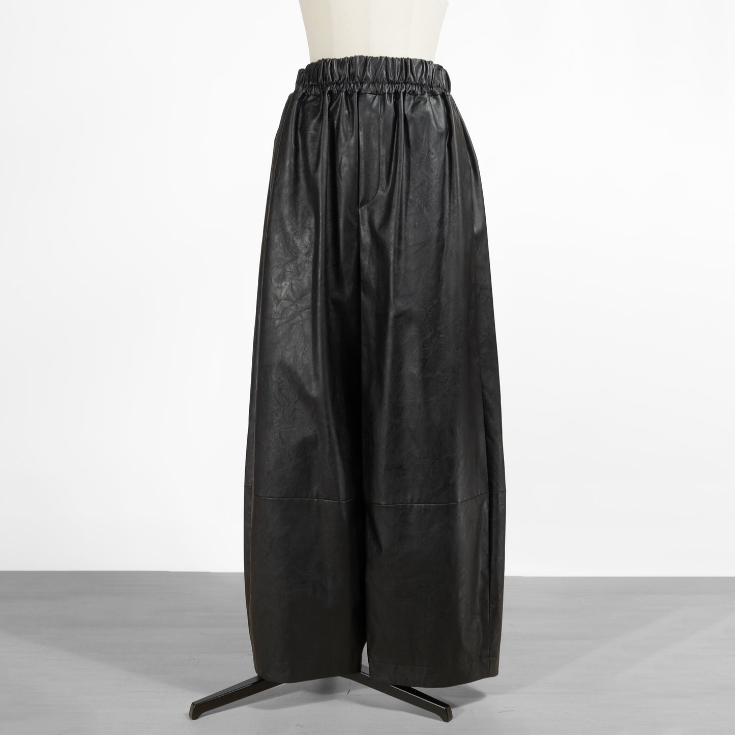 25AW SACRA シンセティックレザーパンツ 125521111