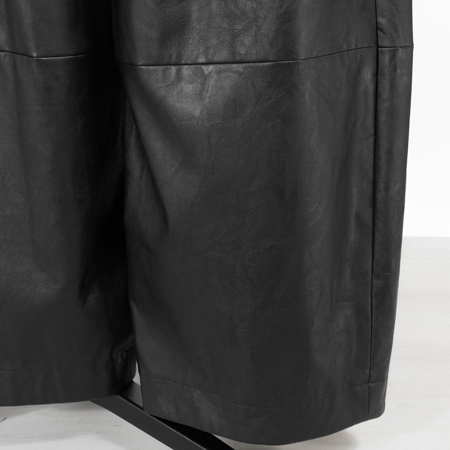 25AW SACRA シンセティックレザーパンツ 125521111