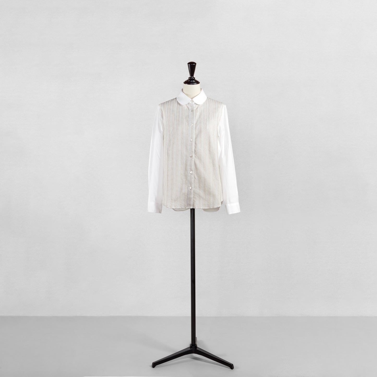 SARAHWEAR <SOPHIA>EMBROIDERY×PLAIN LAWN ROUND COLLAR BLOUSE