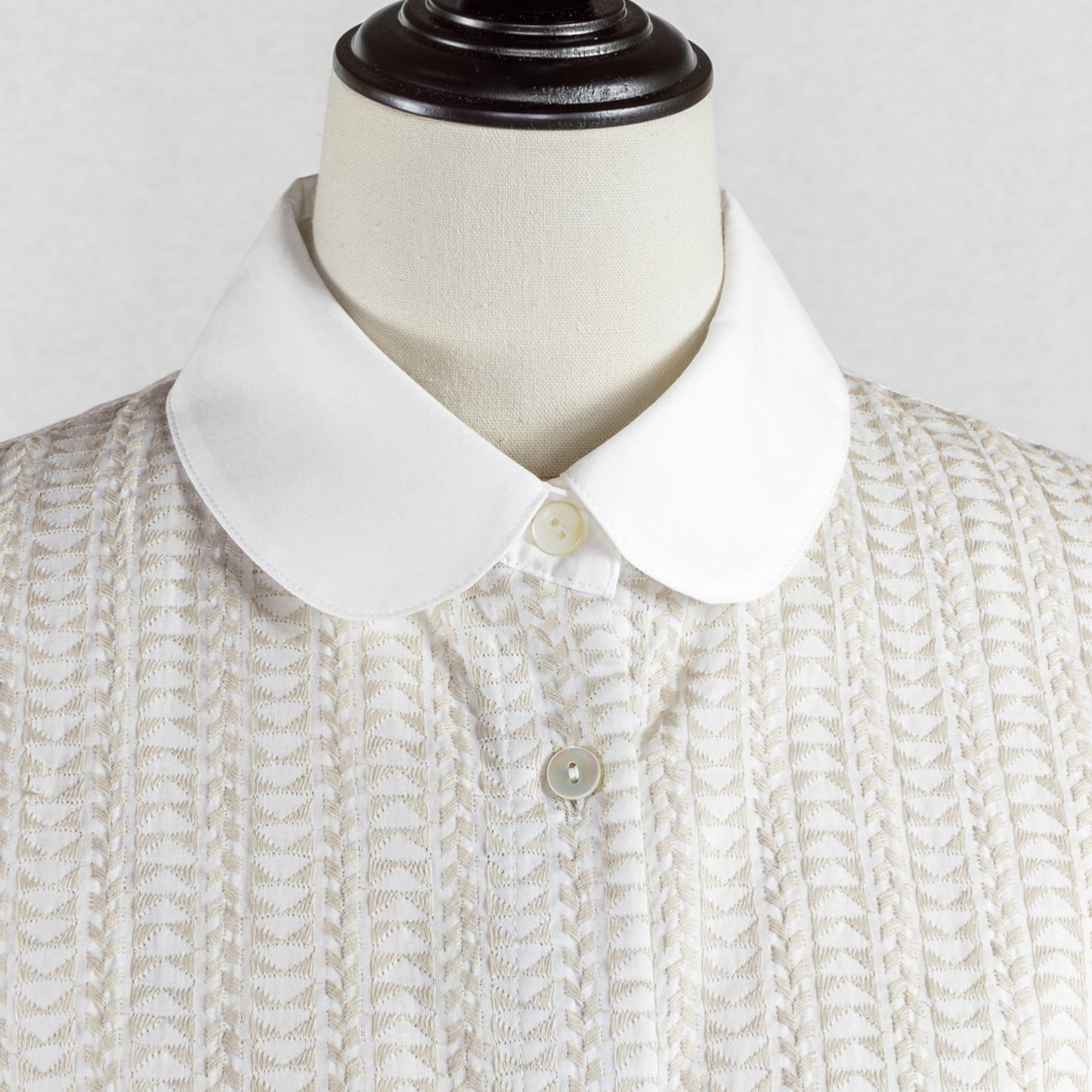 SARAHWEAR <SOPHIA>EMBROIDERY×PLAIN LAWN ROUND COLLAR BLOUSE