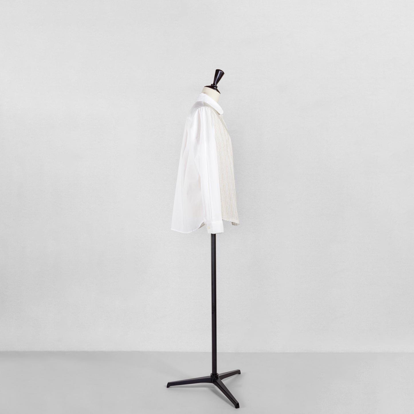 SARAHWEAR <SOPHIA>EMBROIDERY×PLAIN LAWN ROUND COLLAR BLOUSE