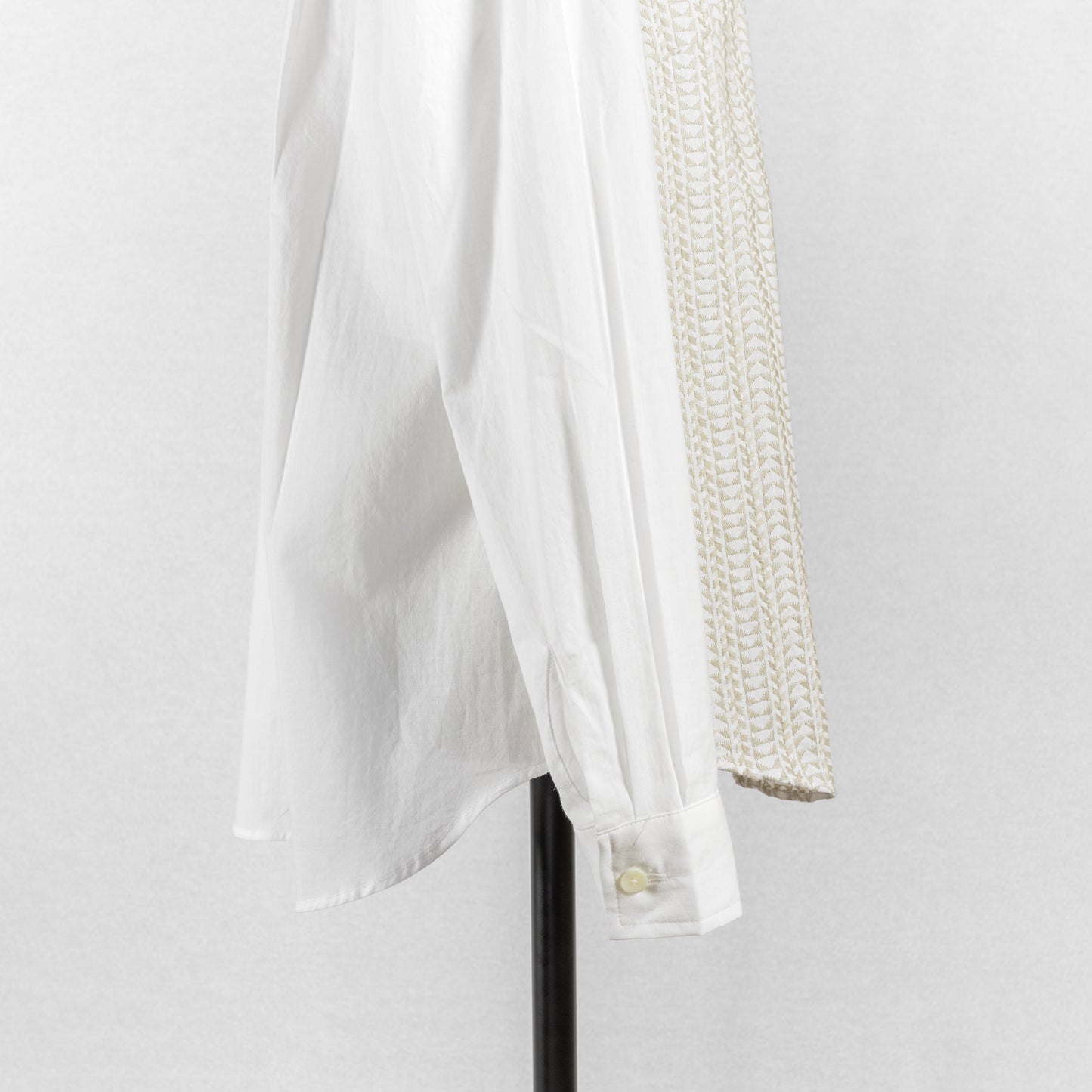 SARAHWEAR <SOPHIA>EMBROIDERY×PLAIN LAWN ROUND COLLAR BLOUSE