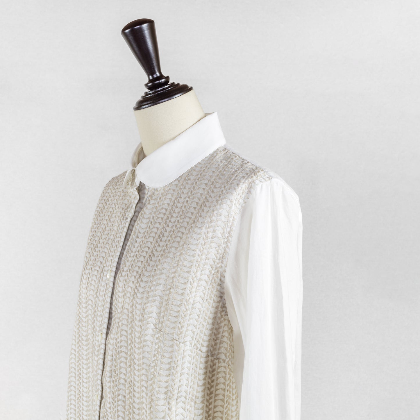 SARAHWEAR <SOPHIA>EMBROIDERY×PLAIN LAWN ROUND COLLAR BLOUSE