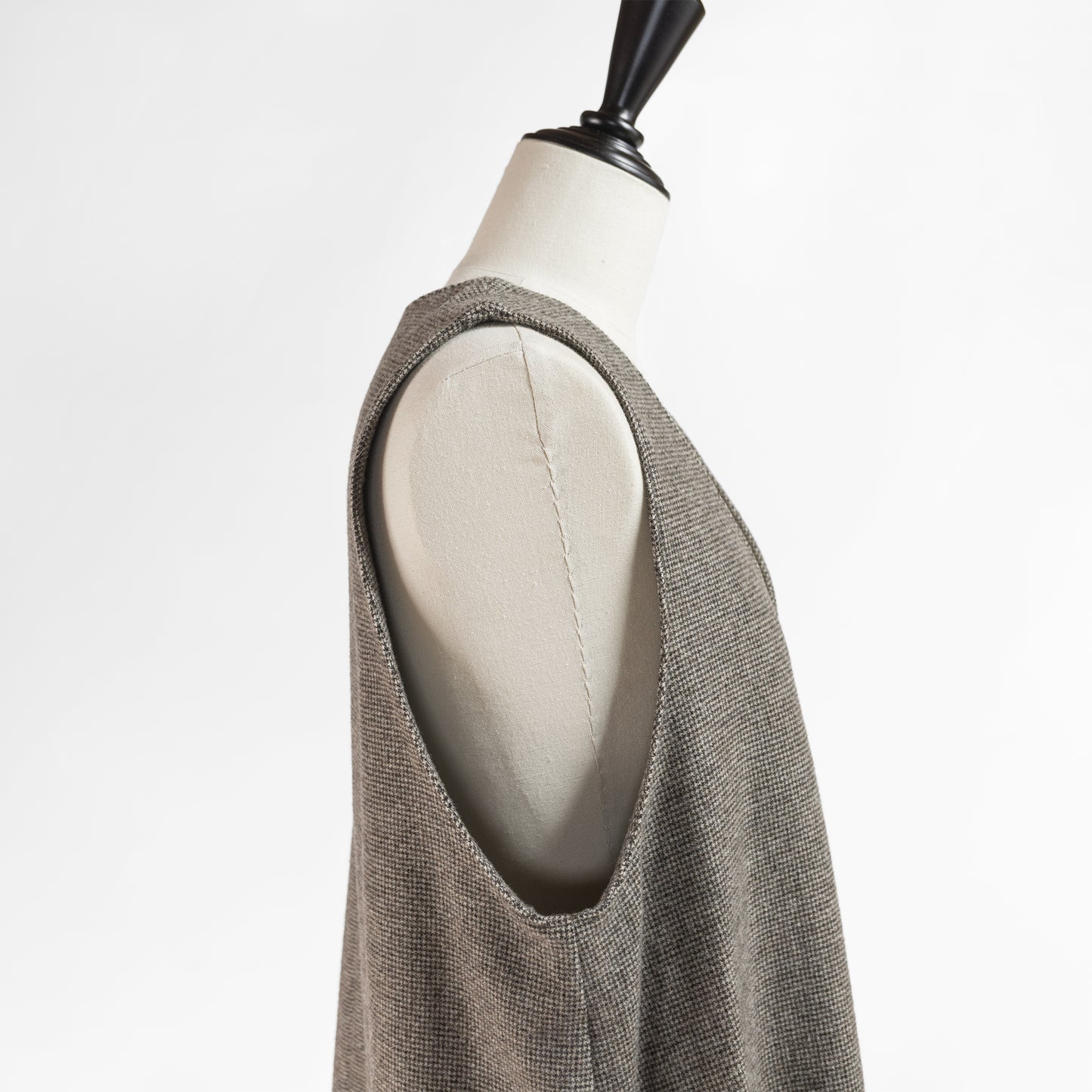 STAMP AND DIARY WOOL CHECK V NECK NO SLEEVE OP