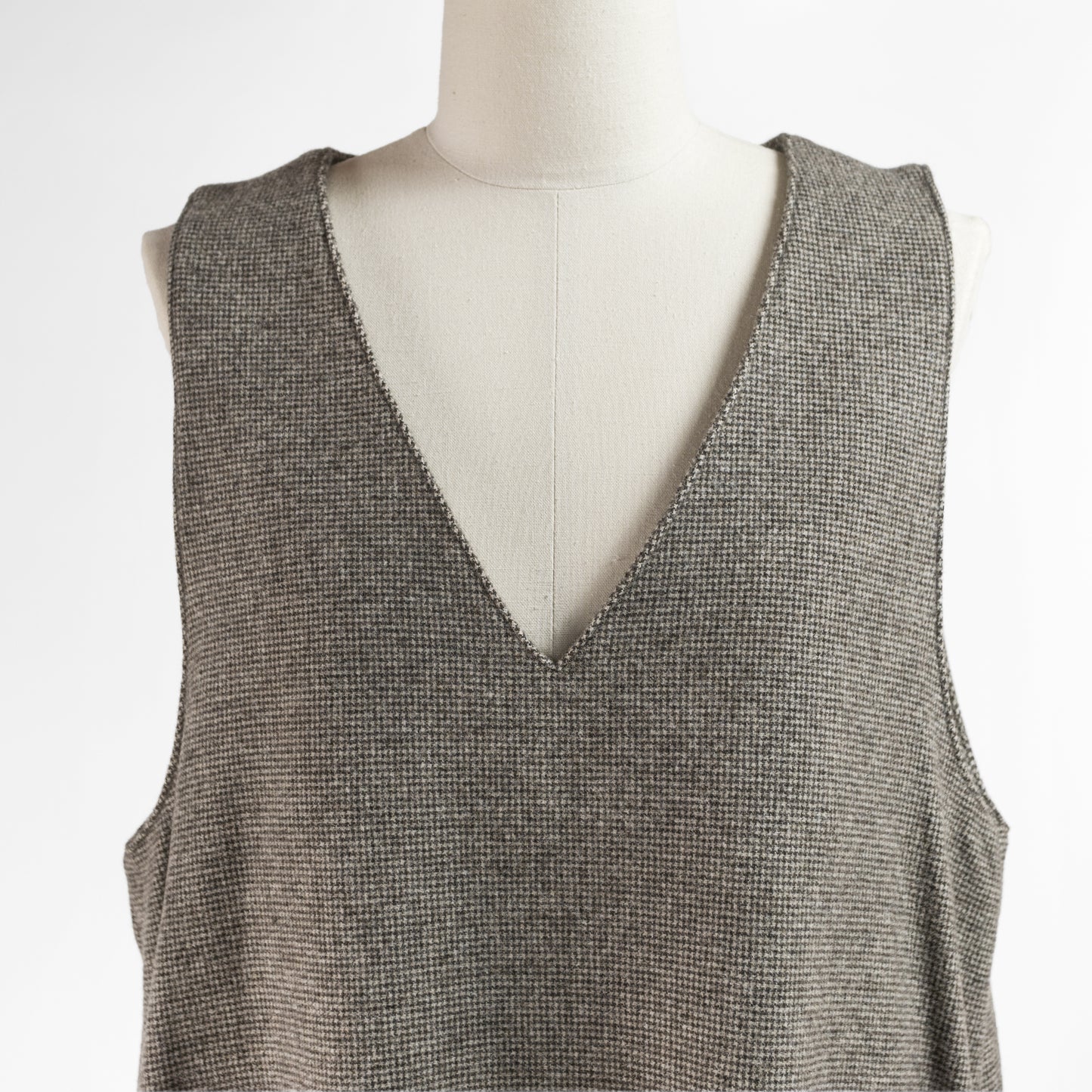STAMP AND DIARY WOOL CHECK V NECK NO SLEEVE OP