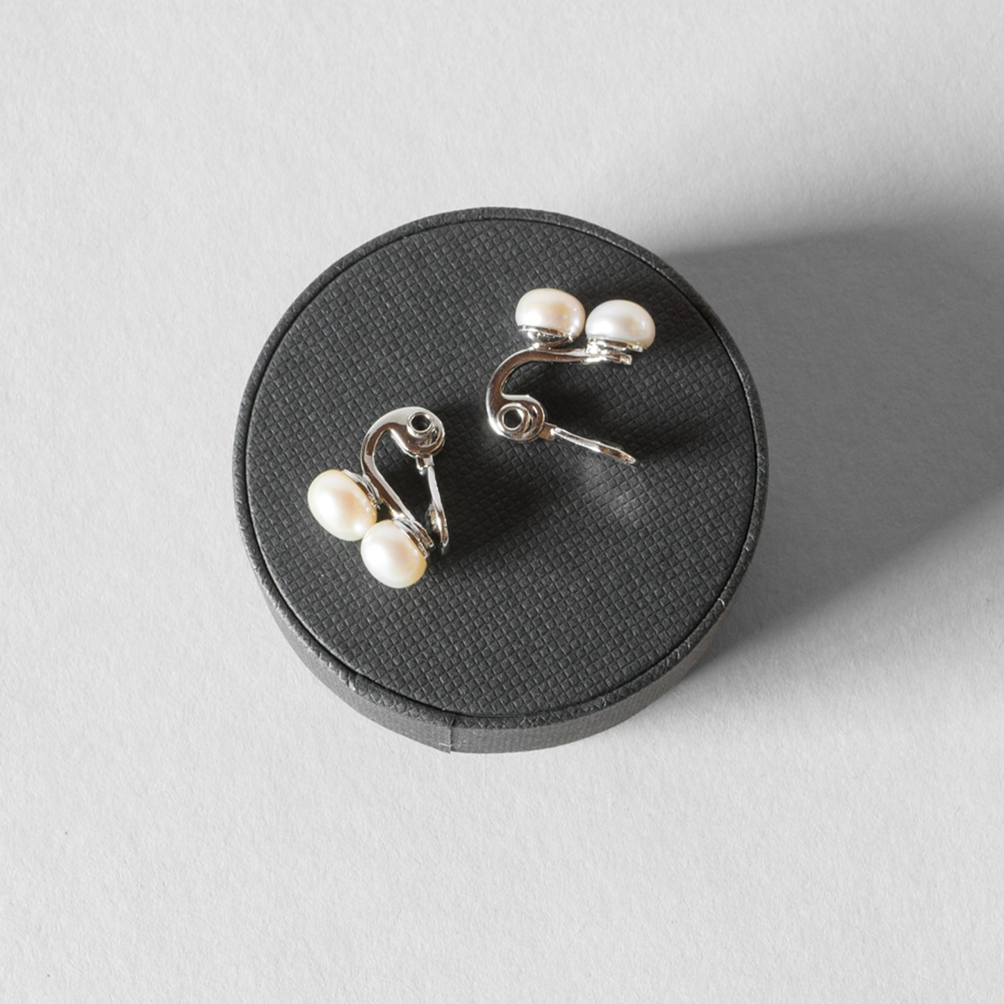 utilité × Ouca DOUBLE PEARL EARRING