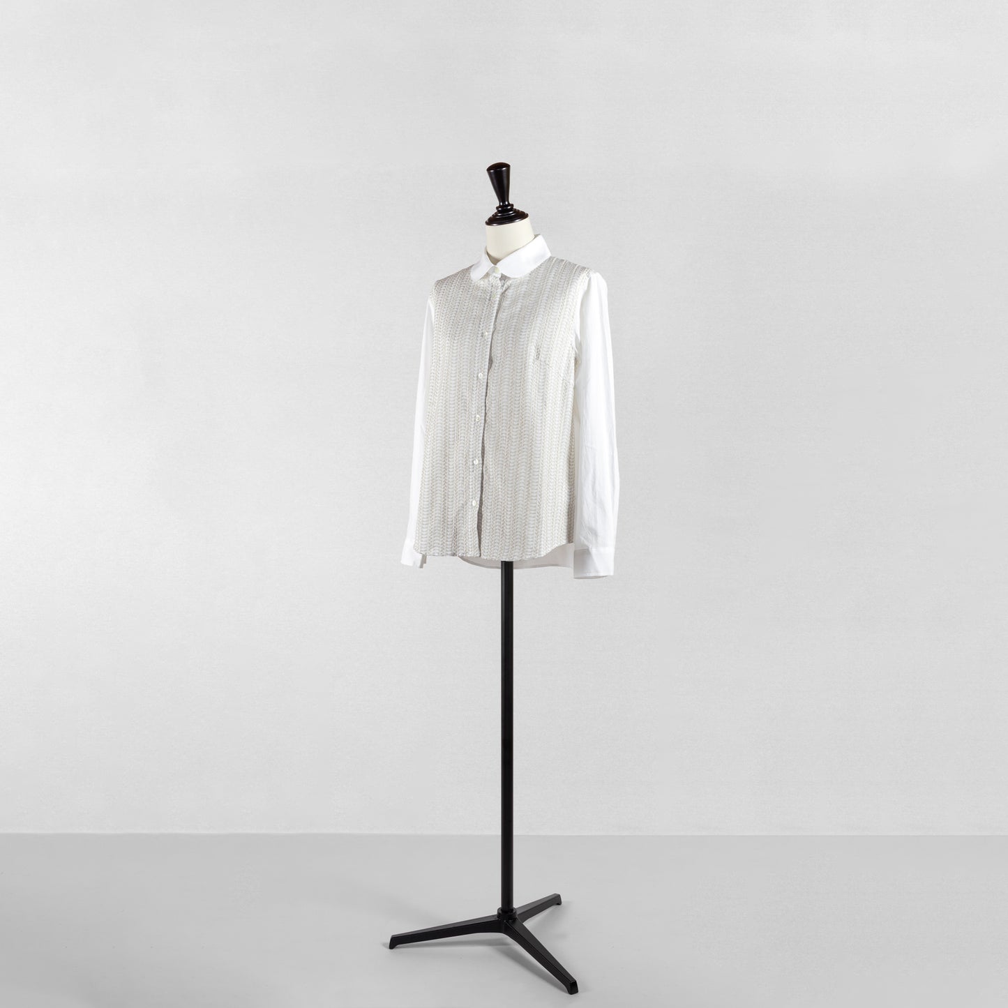 SARAHWEAR <SOPHIA>EMBROIDERY×PLAIN LAWN ROUND COLLAR BLOUSE