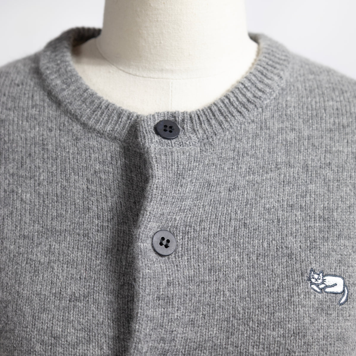 26AW grin ソフトラムナイロンぷくぷくネコ刺繍カーディガン 8264K-016