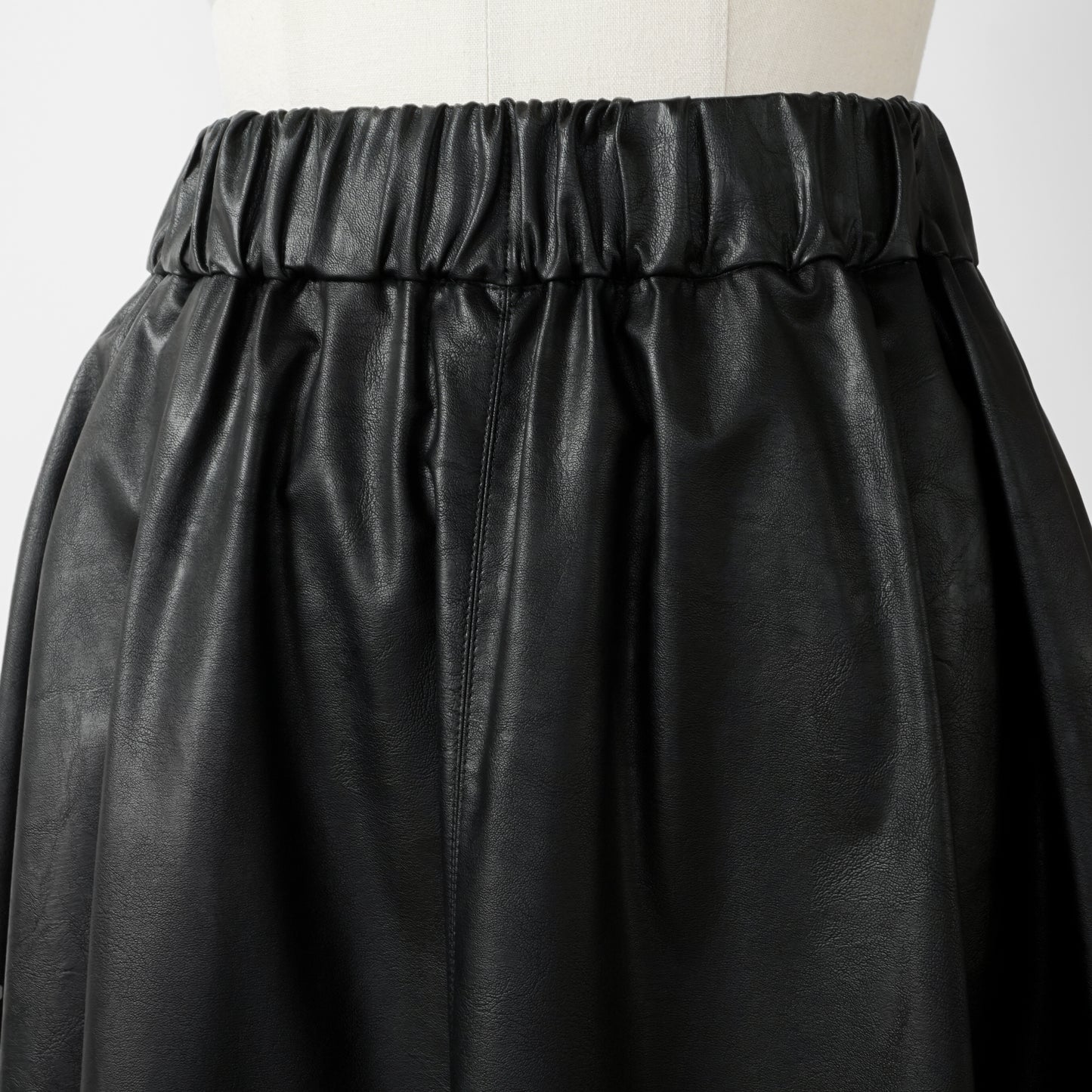 24AW SACRA SYNTHETIC LEATHER SKIRT