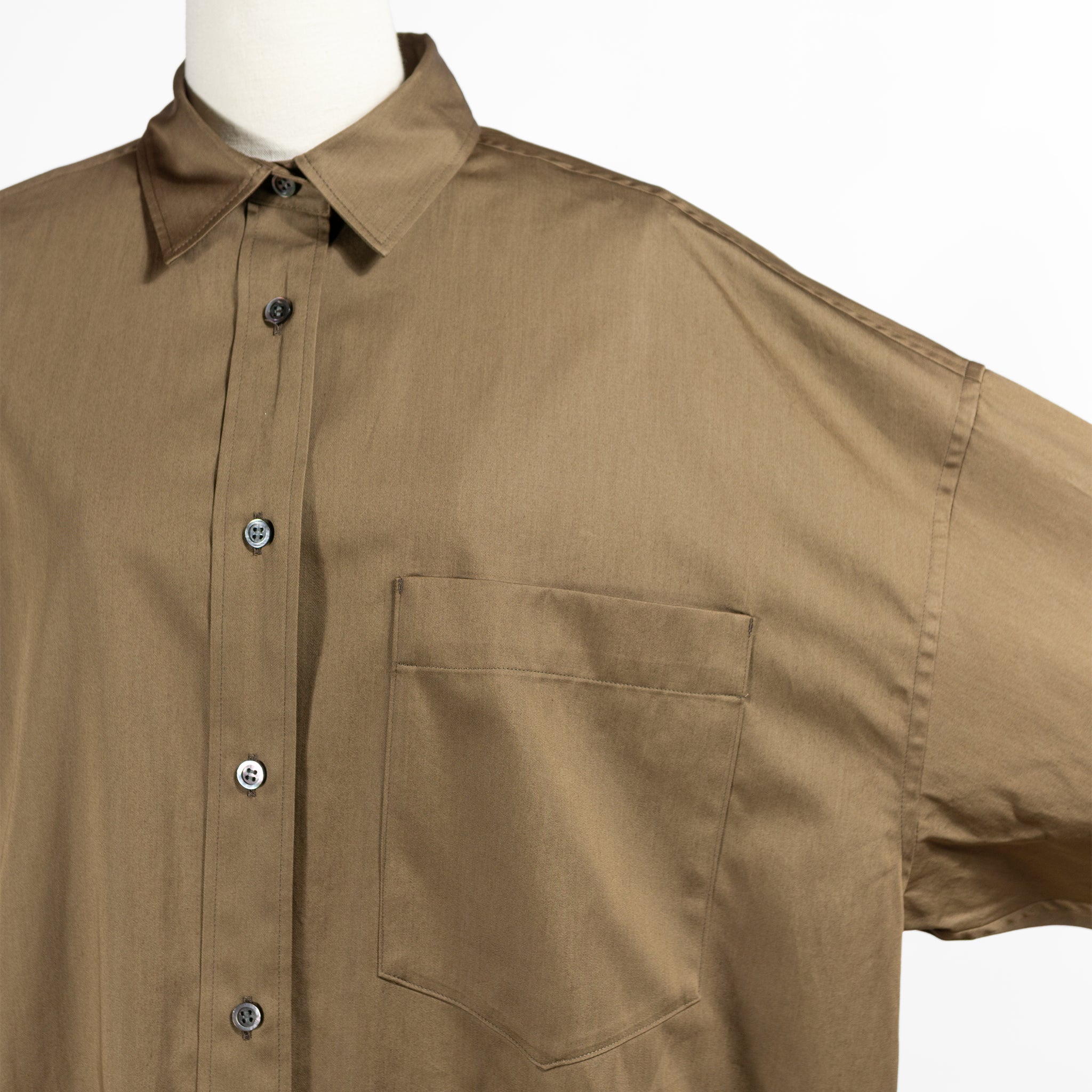 【未使用】SACRA サクラ　スペリオルコットンポプリンシャツ　ホワイト SACRA(サクラ)｜スペリオルコットンポプリンシャツ/モカ の通販